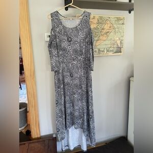 Cute shoulder cut out dress.